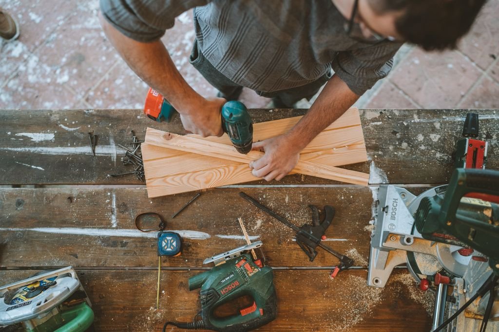 usando un taladro atornillador para montar un mueble de madera